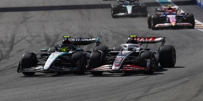 Foto zur News: Mit Lewis Hamilton lieferte sich Nico Hülkenberg in Miami ein hartes Duell