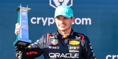 Foto zur News: Max Verstappen auf dem Podium beim Formel-1-Rennen in Miami 2024