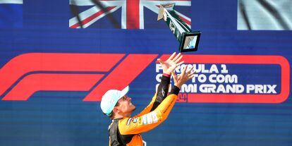 Foto zur News: Auf zu neuen Höhen: Lando Norris lässt seinen ersten F1-Siegerpokal fliegen