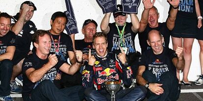 Foto zur News: Adrian Newey (Technischer Direktor), Christian Horner (Teamchef), Sebastian Vettel