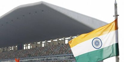 Foto zur News: Tribüne und indische Flagge in Noida
