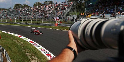 Foto zur News: Fernando Alonso, Kamera, Foto