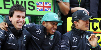 Foto zur News: Toto Wolff, Lewis Hamilton, Nico Rosberg