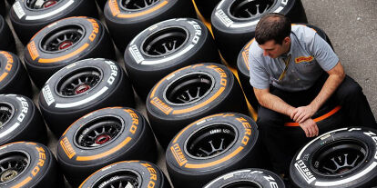Foto zur News: Pirelli-Techniker mit Reifen