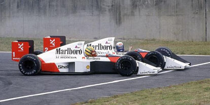 Foto zur News: Kollision: Ayrton Senna und Alain Prost in Suzuka 1989