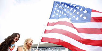 Foto zur News: USA, Flagge, Grid Girls