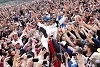 Foto zur News: Crowdsurfing mit den Fans: Lewis Hamilton auf Wolke sieben