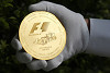 Foto zur News: F1 Backstage: Ecclestone legt 35.000-Euro-Goldmünze auf