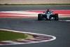 Foto zur News: W08 hält, was er verspricht: Mercedes fährt erste