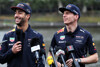Foto zur News: Red-Bull-Promo: Verstappen und Ricciardo zerlegen Camper