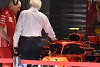 Foto zur News: Charlie Whiting besucht Ferrari-Box: Sind Rückspiegel legal?