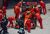 Foto zur News: Albons Bremsen in Flammen: Vettel schickt Ferrari-Mechaniker