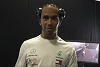 Foto zur News: Mercedes-Fahrer Lewis Hamilton spielt Fans einen Streich