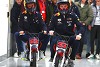 Foto zur News: Highlights des Tages: Red-Bull-Duo macht auf Mopeds die