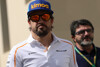 Foto zur News: Kampf gegen Corona: Fernando Alonso spendet Schutzanzüge und