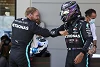 Foto zur News: Schwarze Rennanzüge zu heiß? Bottas und Teamchef Wolff sind