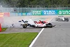 Foto zur News: Giovinazzi und Russell bei Formel-1-Unfall in Spa unverletzt