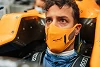 Foto zur News: Erste Sitzprobe im MCL35M: Daniel Ricciardo besucht