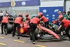 Foto zur News: Wiegen fast verpasst: Ferrari-Team rettet Charles Leclerc