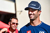 Foto zur News: Ricciardo scherzt über Sainz: Ist &quot;immer der Böse&quot; beim