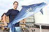 Foto zur News: Sebastian Vettel und der Schweinswal in Stralsund