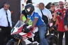Foto zur News: Spektakulärer Auftritt: Hamilton rollt mit 215-PS-Ducati in