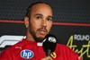 Foto zur News: Lewis Hamilton räumt ein: Horner-Gerüchte "lenken ein