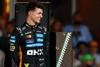 Foto zur News: Lando Norris bekommt WM-Pokal: Die FIA-Gala aus Usbekistan