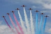 Foto zur News: Hamilton mit Red Arrows auf fliegender Runde