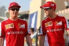 Foto zur News: Sebastian Vettel und Kimi Räikkönen flachsen über Gridgirls