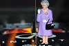 Foto zur News: Die Queen bringt Lewis Hamilton Manieren bei