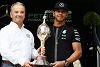 Foto zur News: Hamilton erhält Hawthorn-Trophäe: &quot;Das ist ein echter