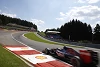 Foto zur News: Sainz und Verstappen in Eau Rouge: Einer zögert, einer nicht