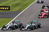 Foto zur News: Beinharter Hamilton gewinnt Mercedes-Duell am Start