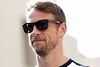Foto zur News: Formel-1-Live-Ticker: Jenson Button reist mit Playmate ein