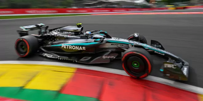 Foto zur News: Mercedes rüstet zurück!