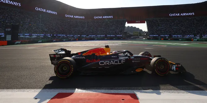 Foto zur News: Freitagsbestzeit für Verstappen