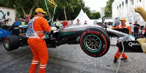 Foto zur News: Vier Fehler, null Rhythmus: Hamilton wirft Baku-Qualifying