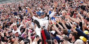 Foto zur News: Crowdsurfing mit den Fans: Lewis Hamilton auf Wolke sieben