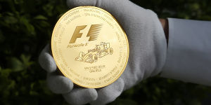 Foto zur News: F1 Backstage: Ecclestone legt 35.000-Euro-Goldmünze auf
