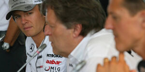 Foto zur News: Wie &quot;Schumi&quot; Nico Rosberg in einen Eimer pinkeln ließ