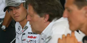 Foto zur News: Wie &quot;Schumi&quot; Nico Rosberg in einen Eimer pinkeln ließ