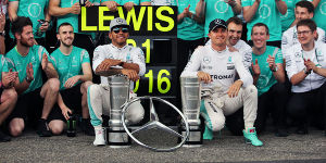 Foto zur News: Hamilton feiert den Sieg, Rosberg ein trauriges Heimspiel