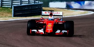 Foto zur News: Sebastian Vettel weiht Pirelli-Reifen für 2017 in Fiorano