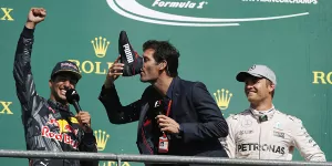 Foto zur News: Schampus aus dem Schuh: Daniel Ricciardo feiert Spa-Podium