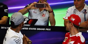 Foto zur News: Kein neuer Fauxpas: Lewis Hamilton ganz handzahm in der PK