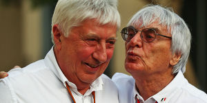 Foto zur News: F1 Backstage: Ein Küsschen von Bernie Ecclestone