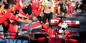 Foto zur News: Tränenreicher Sieg: Vettel #AND# Ferrari feiern Ende des