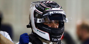 Foto zur News: Valtteri Bottas rast zu seiner ersten Formel-1-Pole-Position