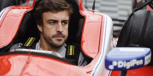 Foto zur News: Formel-1-Live-Ticker: Sitzprobe! Alonsos erste